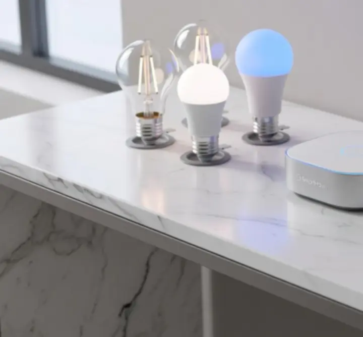 Közelkép egy modern automatizálási hubról, több okos eszközhöz csatlakoztatva.